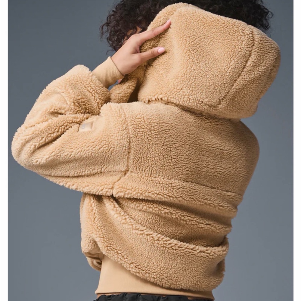 ALO Yoga Foxy Sherpa Jacket - Picture 7 of 7